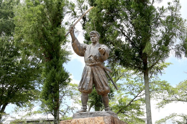 二刀流の剣豪!宮本武蔵の生誕地・美作